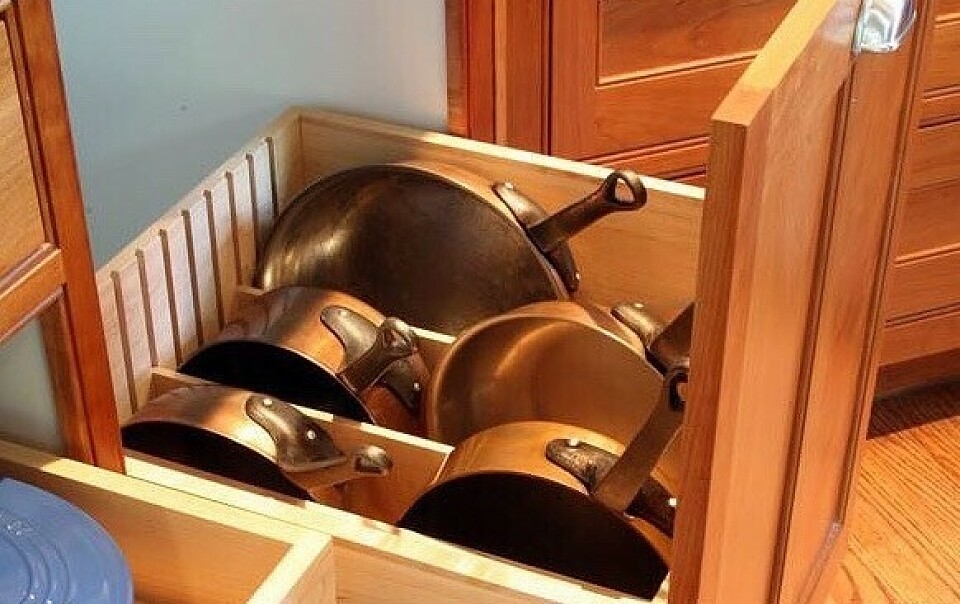 Как хранить сковородки: 10 свежих идей