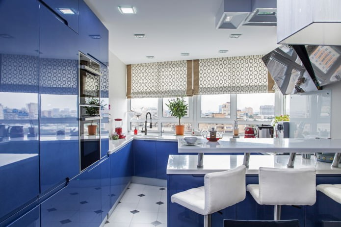 короткие римские шторы в кухне с синим гарнитуром