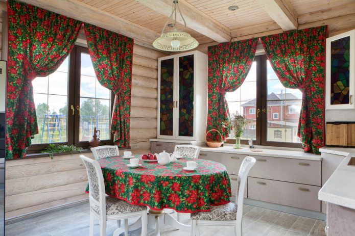 красно-зеленые короткие шторы с подхватом