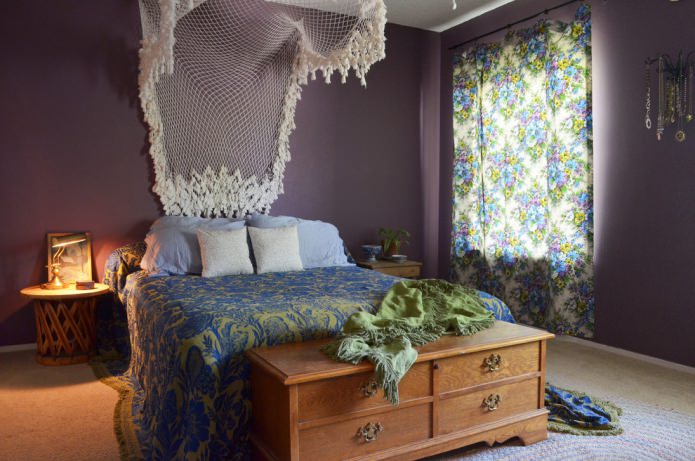 спальня в фиолетовом цвете с ажурным балдахином и сундуком