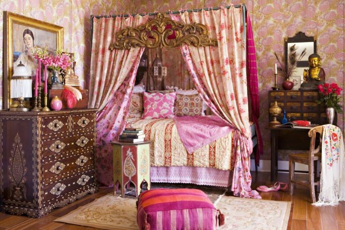 розовая спальня с отделкой стен цветными обоями с рисунком
