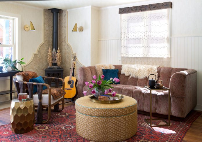 коричневый диван в комнате в стиле бохо