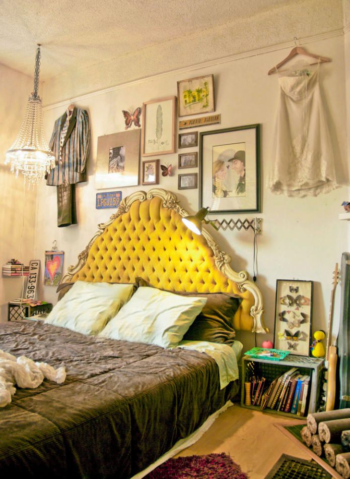 спальня в стиле бохо в желтым изголовьем