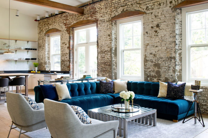 диван синего цвета в стиле лофт