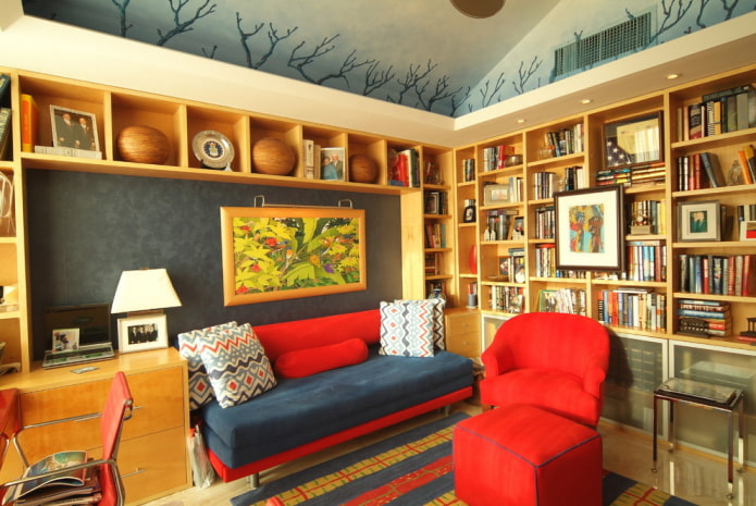 диван сине-красного цвета в интерьере