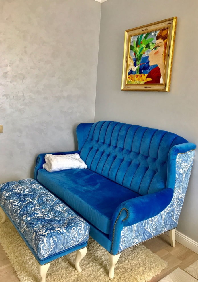 диван синего цвета со вставками