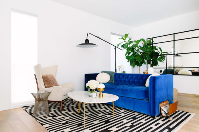 маленький диван синего цвета в интерьере