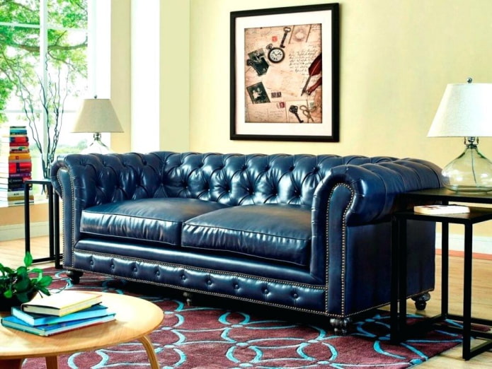 диван с кожаной обивкой синего цвета в интерьере
