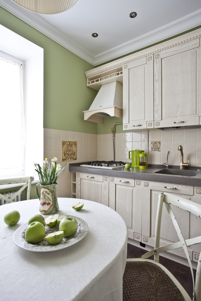 зеленая кухня в классическом стиле