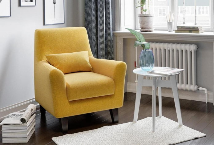 желтое кресло с подушкой
