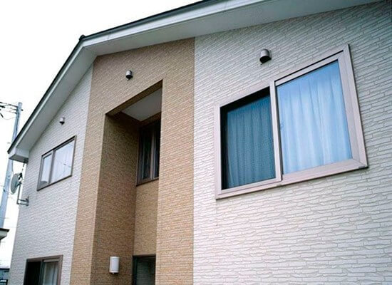 Фасад дома из газоблоков, облицованный фиброцементными панелями