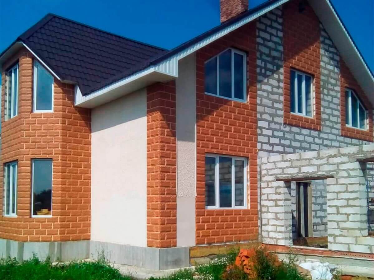 Облицовка дома бетонной плиткой по технологии вентилируемого фасада