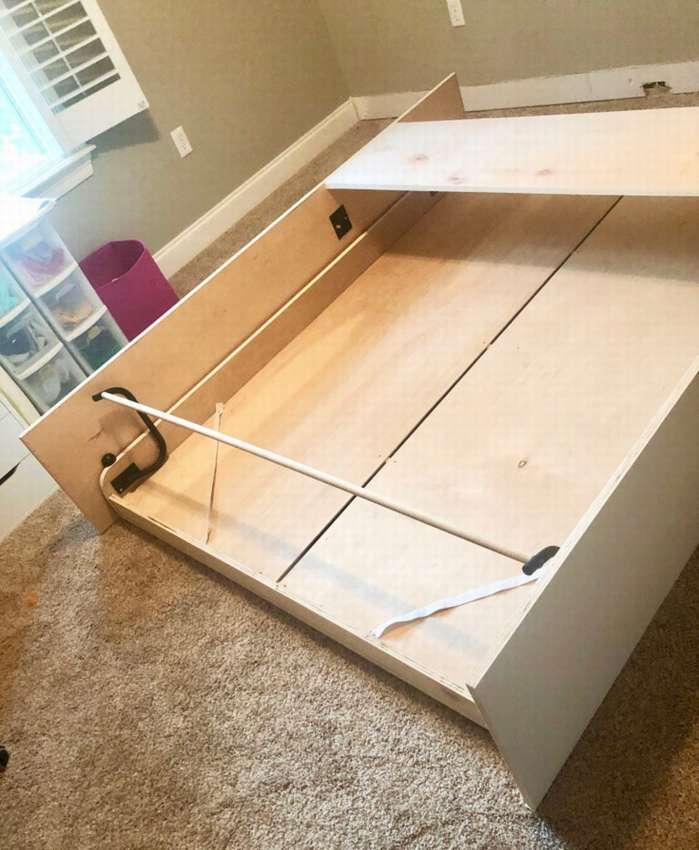 детская кровать со столом и шкафом