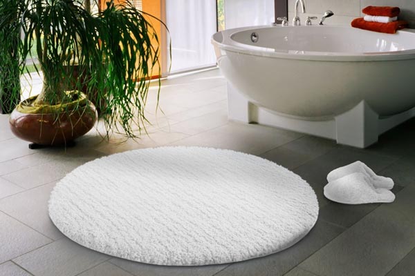 Уютная и теплая ванная с цветами на полу