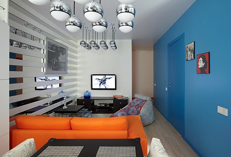 Сочетание цветов в интерьере гостиной - синий с оранжевым и белым