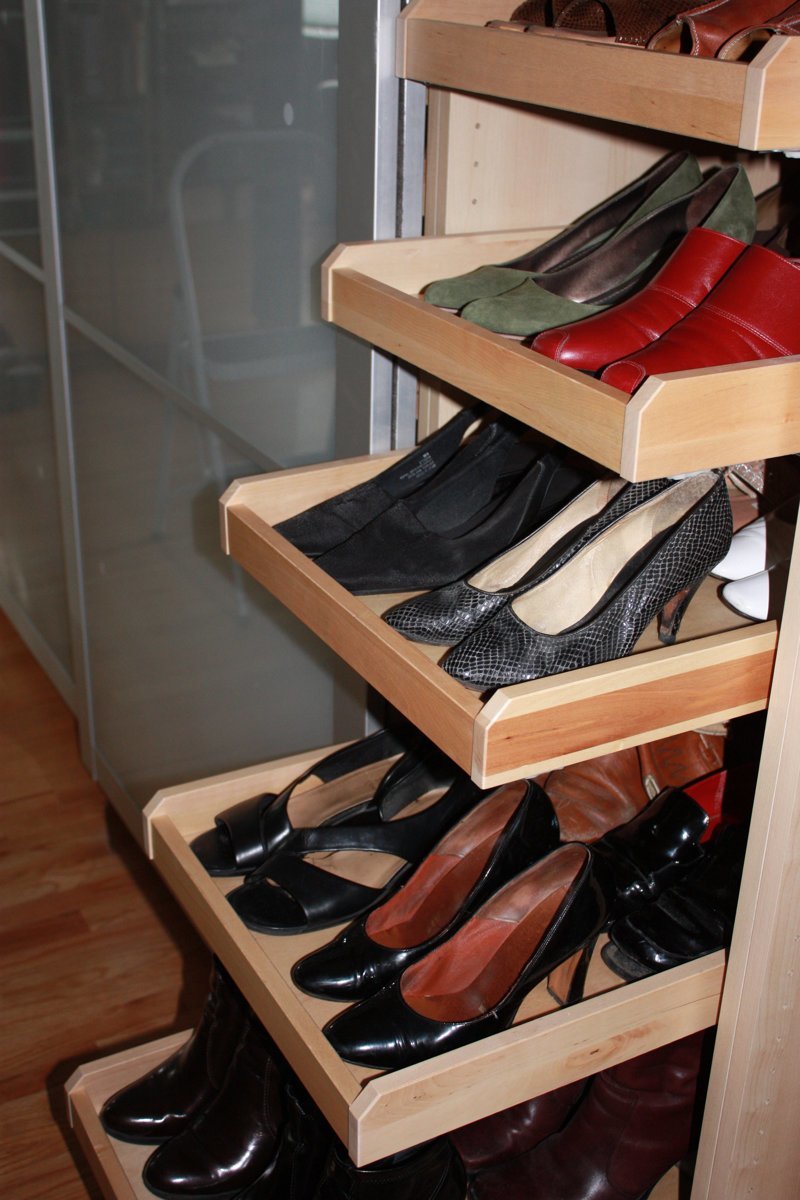 2. Можно выделить в шкафу отдельную полку, на которой легко разместить обувь 