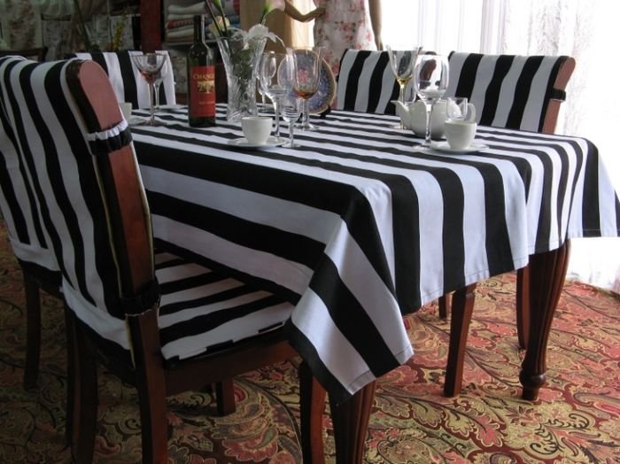 Чехлы в черно-белую полоску на стулья для кухни