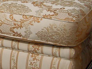 Декоративные рубцы на подушках дивана