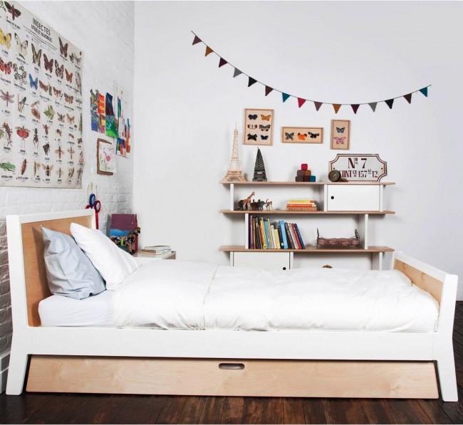 Кровать с дополнительным местом хранения с выкатным механизмом - один из самых распространенных вариантов удобной мебели для компактных городских квартир