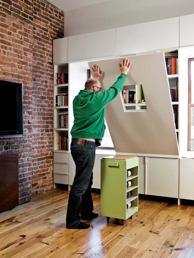 Дополнительное пространство в малогабаритной квартире поможет сохранить раскладной мини-офис