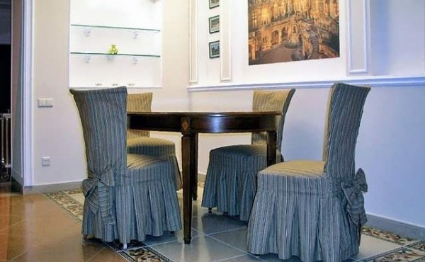Чехлы оригинального фасона на стулья для кухни