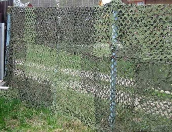 Маскировочная сетка на заборе значительно снижает просматриваемость участка