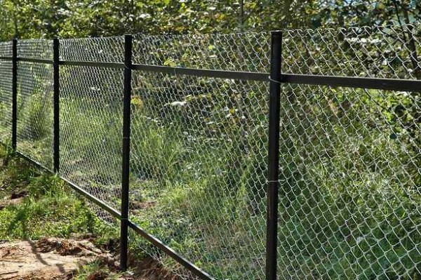 Забор из сетки рабицы со слагами