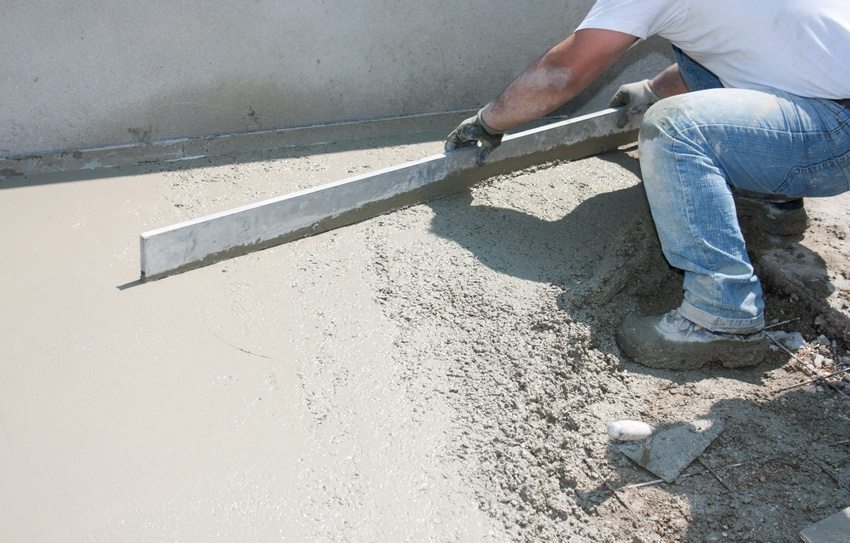 Процесс выравнивания поверхности бетона