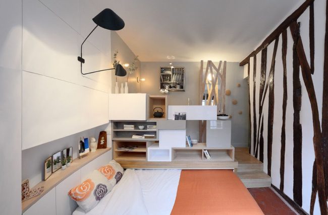 Выдвижная кровать, которая прячется в подиум сэкономит свободное пространство в малогабаритной квартире