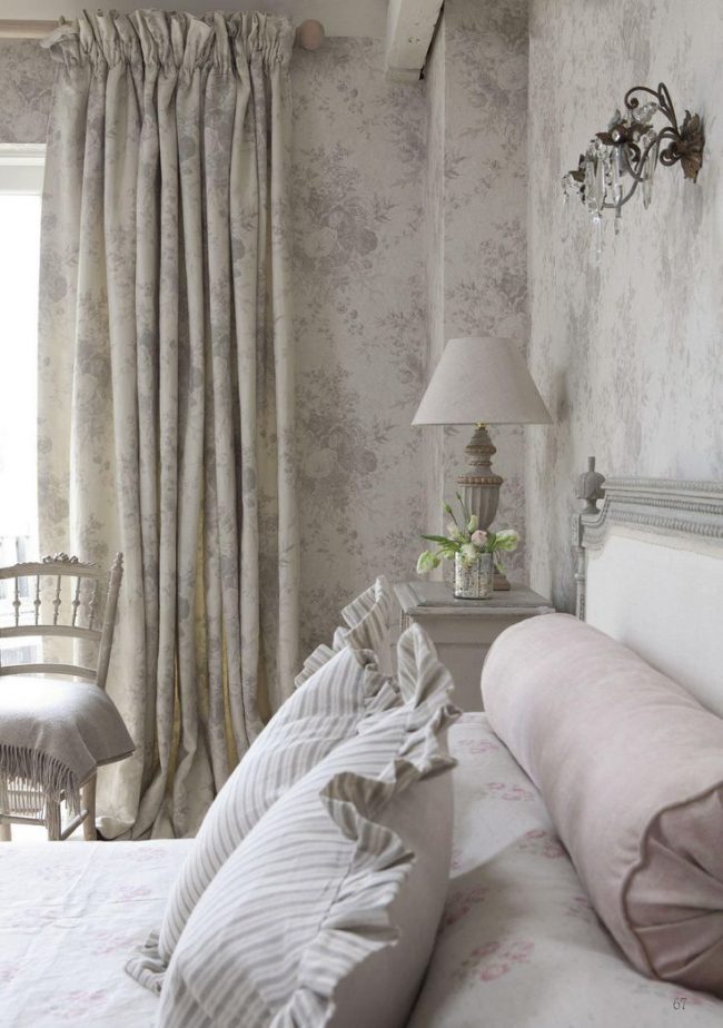 Спальня в стиле прованс с цветочными мотивами на портьерах и обоях