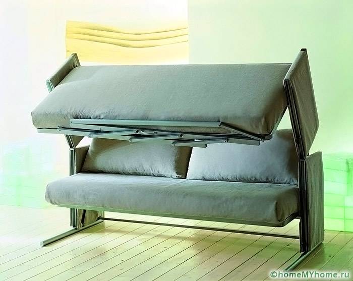 Простой диван трансформируется в два спальных места