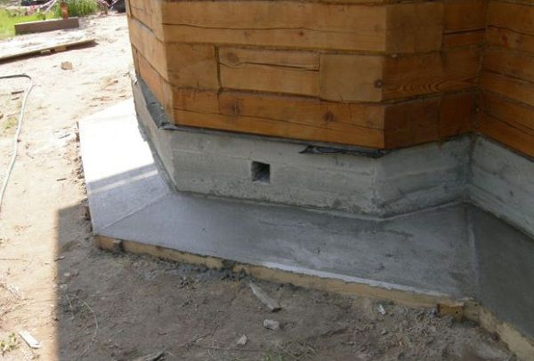 Залитый и выровненный слой бетона