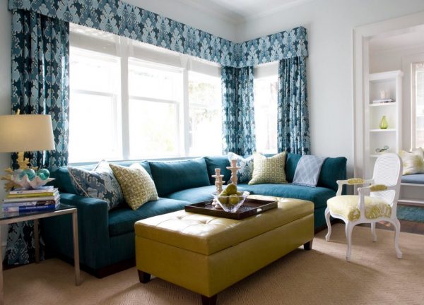 Синий диван в современной гостиной