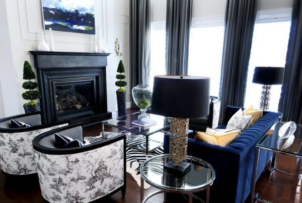 Сочетание синего и черного цвета в интерьере гостиной