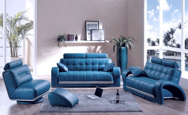 Синий кожаный диван в интерьере стильной гостиной