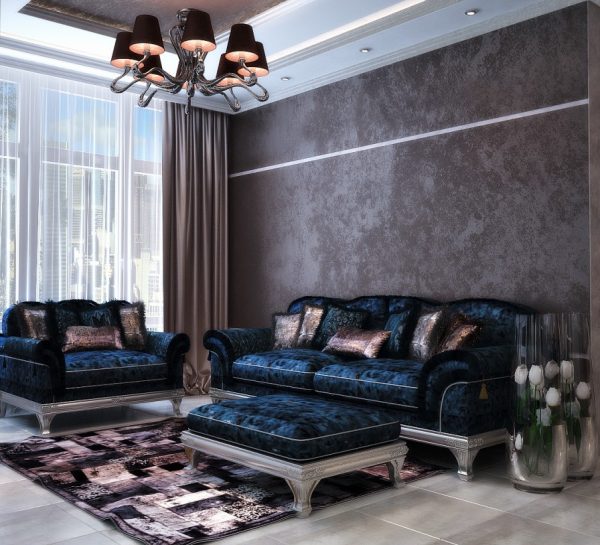 Роскошный синий диван в коричневой гостиной