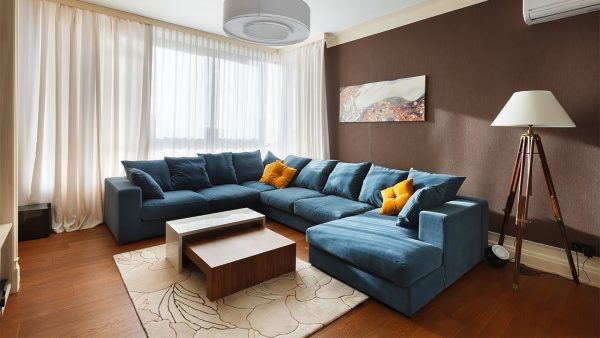 Коричневая гостиная с синим диваном