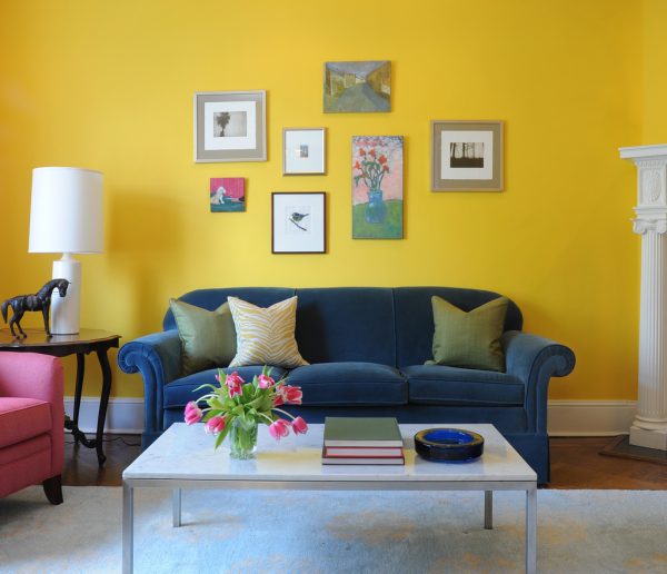 Дизайн комнаты в желто синем цвете.