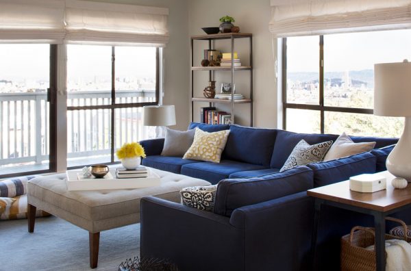 Дизайн гостиной с синим диваном.