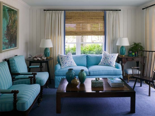 Уютная гостиная с голубой мебелью