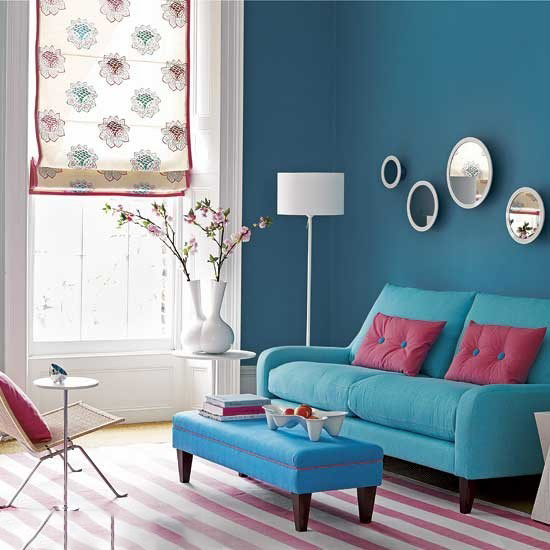 Синий диван в гостиной в стиле модерн
