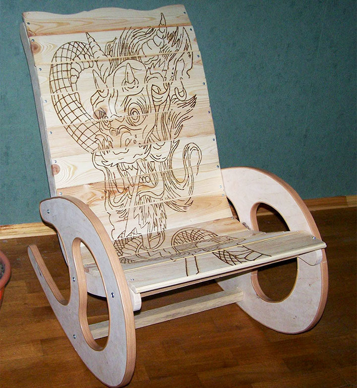 Кресло из дерева с пирографией