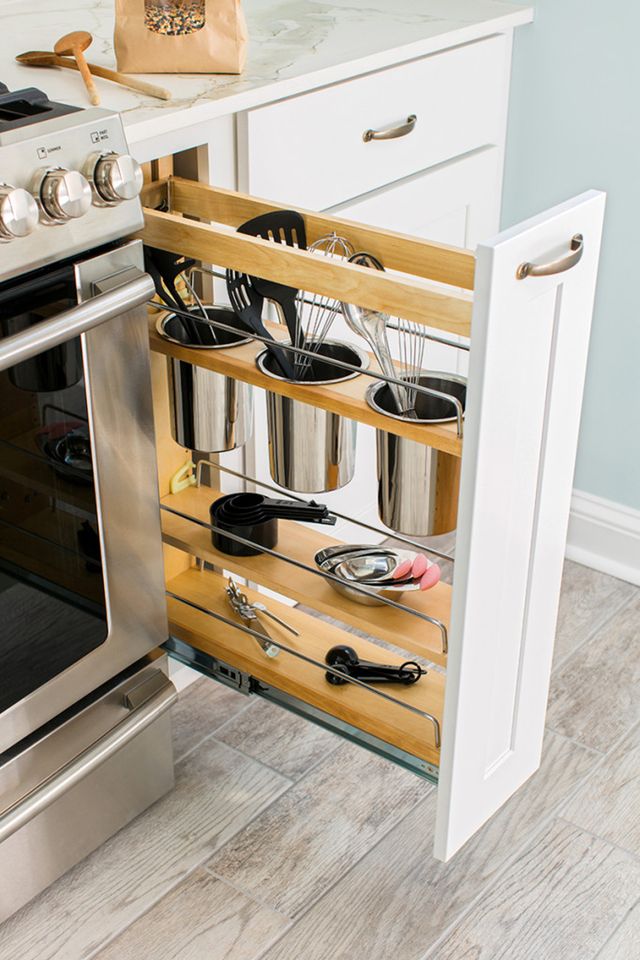 Мелкую кухонную утварь лучше всего хранить небольших выдвижных ящиках