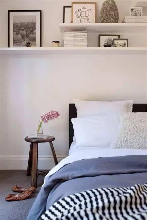 Наличие небольших полочек в спальне всегда будет уместно. На них можно разместить ваши любимые фотографии