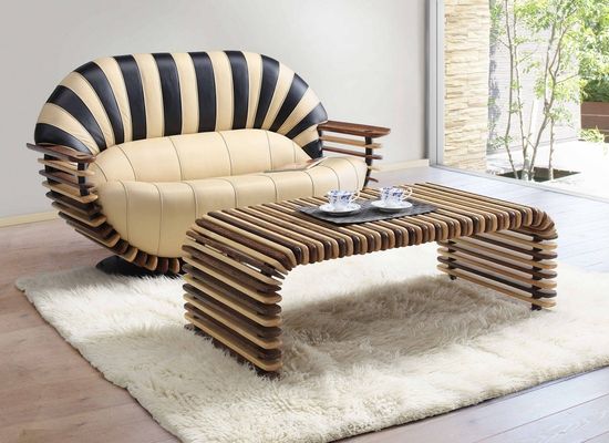 Красивый деревянный диван