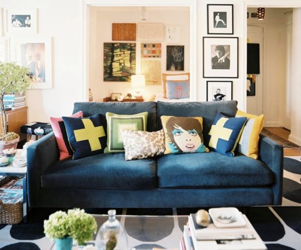 Яркие диваны, которые выделяются даже в самых обычных комнатах