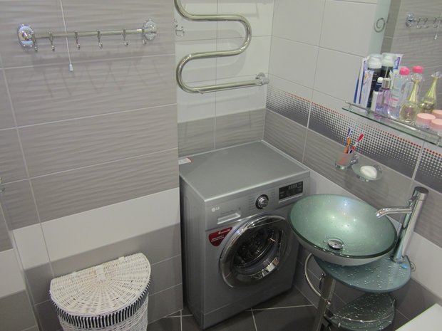 Стиральная машина в ванной в однокомнатной квартире
