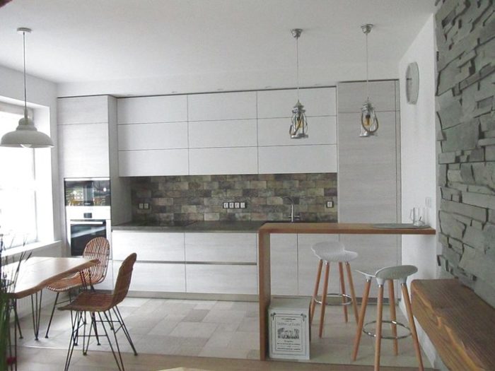 Дизайн кухни-гостиной со шкафами до потолка