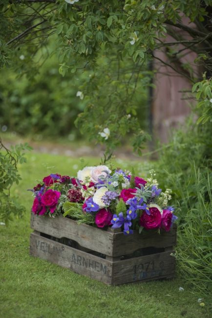 Высаживайте растения в корзины из лозы или в деревянные ящики.