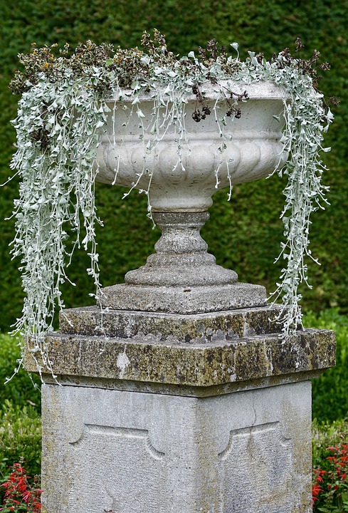 Часто применяемый элемент в декорирование сада - каменные вазы